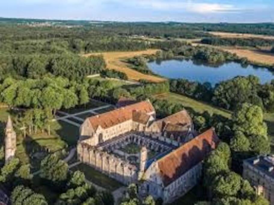 Superbe Appartement En Plein Centre Ville Viarmes Buitenkant foto