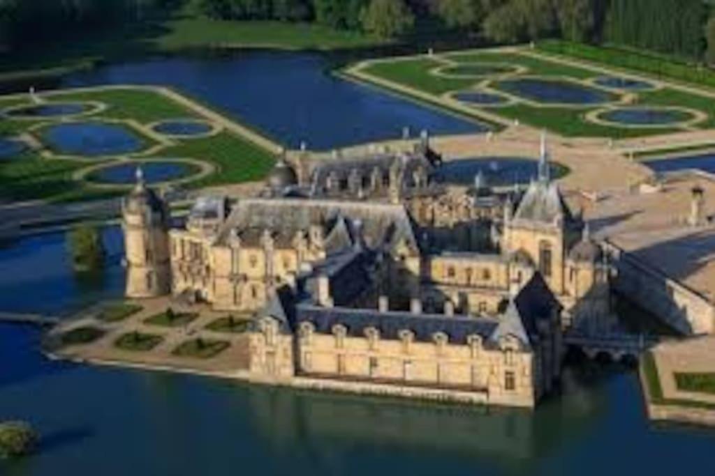 Superbe Appartement En Plein Centre Ville Viarmes Buitenkant foto